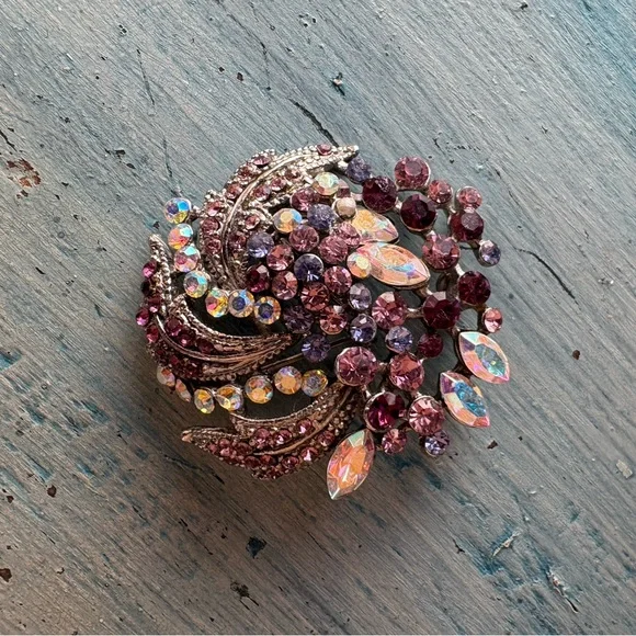 Elegant Vintage Purple and Pink Brooch with Floral Design - Picture 7 of 9